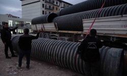 İnşaatta üzerine 750 kilo plastik boru düşen sürücü ağır yaralandı