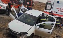 Şanlıurfa’da otomobil kayalıklara çarptı: 3 yaralı