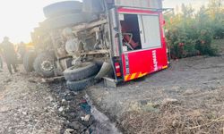Antalya’da yangına giden itfaiye aracı devrildi: 2 yaralı