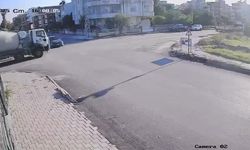 Beton mikseriyle otomobilin çarpıştığı kaza kamerada