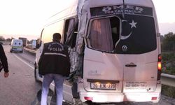 Kamyon emniyet şeridinde bekleyen işçi servisine çarptı: 1 ölü