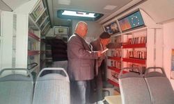 Bayburt’ta ‘Gezici Kütüphane’ huzurevi sakinleriyle buluşturuldu
