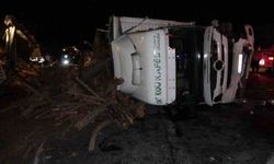 Antalya’da odun yüklü kamyon devrildi, trafik 3 saat durdu