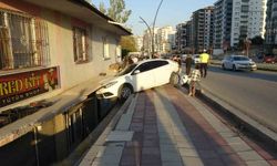 Otomobilin çarptığı araç savrularak evin balkonuna girdi: 2’si çocuk 3 yaralı
