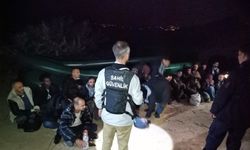 İzmir açıklarında 33 düzensiz göçmen kurtarıldı, 50 göçmen yakalandı