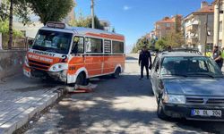Otomobille çarpışan yolcu minibüsü kaldırıma çıktı: 3 yaralı