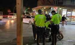 Antalya’da devrilen motosikletin sürücüsü ağır yaralandı: Kaza anı kamerada