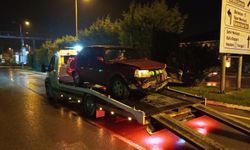 Otomobil, köprünün korkuluklarına çarptı