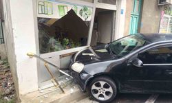 Tekirdağ’da otomobil dükkâna girdi