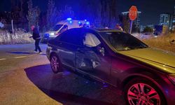 Motosiklet otomobile çarptı: 1’i ağır 4 yaralı
