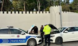 Polis ekipleri yolda kalan otomobile yardım eli uzattı