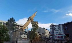 Minare saniyeler içinde yerle bir oldu
