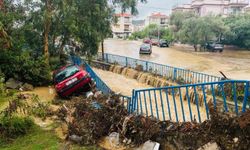 İzmir Foça'da 1 saat süren sağanak hayatı olumsuz etkiledi