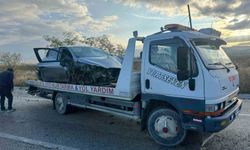 Refüje giren otomobilde 2 kişi yaralandı