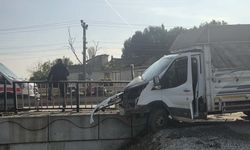 Kontrolden çıkan kamyonet köprü demirlerine saplandı