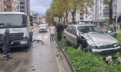 Samsun’da otomobil çöp kamyonuna çarptı: 1 yaralı