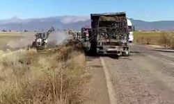 Saman yüklü kamyon yangın sonrası kullanılamaz hale geldi