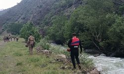 Hakkari'de dereye düşüp kaybolan gencin bulunması için arama çalışması yapıldı
