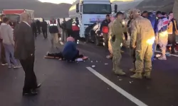 Van-Hakkari karayolunda otomobille tır çarpıştı: 2 ölü, 5 yaralı