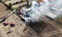 Kütahya'da odunlukta başlayıp ev ile bahçedeki araçlara sıçrayan yangın söndürüldü
