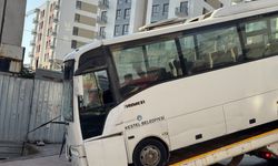 Kocaeli'de midibüs duvara çarptı: 3'ü polis 7 yaralı