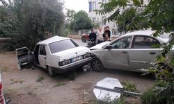 Antalya'da 2 otomobilin çarpıştığı kazada 2 kişi yaralandı