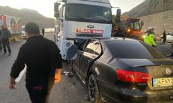 Van'da tanker ile otomobilin çarpışması sonucu 3 kişi öldü, 3 kişi yaralandı