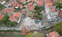 Balıkesir Sındırgı merkezli depremde yıkılan binaların enkazı kaldırılıyor