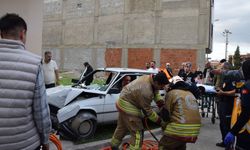 Manisa'da evin duvarına çarpan otomobilde 2 kişi yaralandı