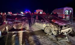 Sinop’ta lastik değişimi yapan araca başka bir aracın çarptığı kazada 4 kişi yaralandı