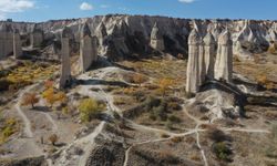 Kapadokya’da sonbahar büyüsü: Sararan yapraklar peribacalarıyla buluştu