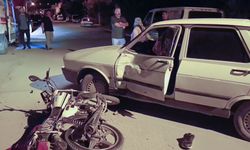 Adana'da otomobille çarpışan motosikletli yaralandı