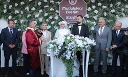 Bakan Göktaş, Bursa'da evlilik kredisi desteğinden faydalanan çiftin nikah şahidi oldu