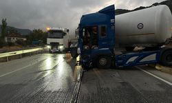 Burdur'da tır bariyerlere çaptı! Yol kapandı