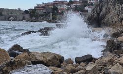 Fırtına uyarısı yapılan Bartın'da dev dalgalar