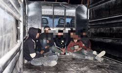 Kamyonet kasasında taşınan 8 göçmen yakalandı