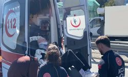 Kadıköy'de kadın sürücü sapağı kaçırdı: Motosikletli yaralandı