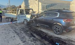 Serik'te otomobil ile kamyonet çarpıştı: 3 yaralı