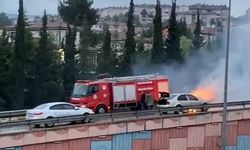 Seyir halindeki otomobilin motor kısmı alev aldı