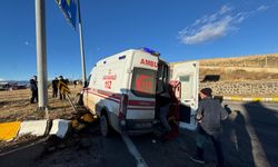 Ağrı’da ambulans kamyonetle çarpıştı: 2’si ağır 7 yaralı