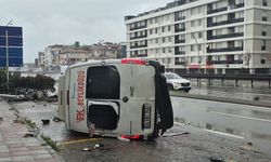 Büyükçekmece'de yolcu minibüsü devrildi: 1’i ağır 2 yaralı