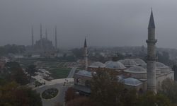 Tarihi yapılar sis bulutları içinde kaldı