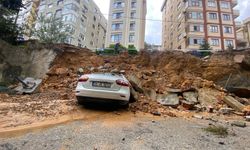 Maltepe’de istinat duvarı park halindeki 3 otomobilin üzerine çöktü