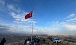 Ermenistan sınırına Türk bayrağı diktiler