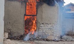 Tokat’ta çıkan yangında ev ve samanlık küle döndü
