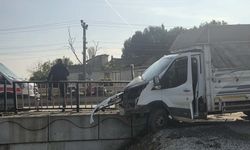 Kontrolden çıkan kamyonet köprü demirlerine saplandı