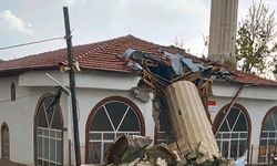 Ankara'da fırtına nedeniyle minare yıkıldı