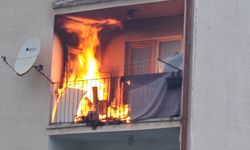 Balkonda çıkan yangın evi küle çeviriyordu