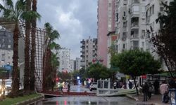 Fırtına tonlarca ağırlıktaki çatıyı karayoluna savurdu, muhtemel faciadan dönüldü