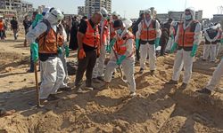 Gazze’de saldırılar nedeniyle toplu şekilde defnedilen cenazeler kimlik tespiti için mezardan çıkarıldı